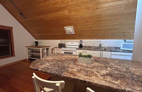 Comox Cottage | Cozy Detached Private 1 BR Carriage House in Comox