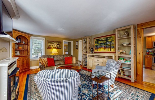 Dorset House | Cozy dog-friendly home, fenced yard, gas fireplace, BBQ, wifi, partial a/c, w/d