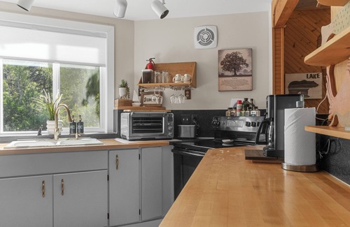 Chelan House | Cozy Dome Home- 3-Bed Retreat 9 Min Drive to Lake AC WiFi Free Parking