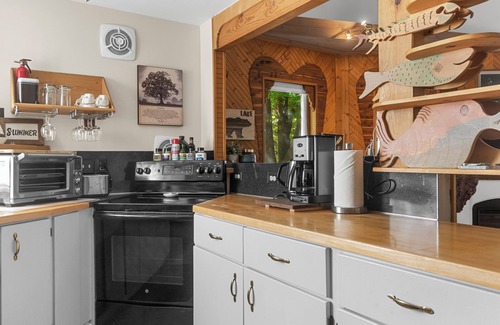 Chelan House | Cozy Dome Home- 3-Bed Retreat 9 Min Drive to Lake AC WiFi Free Parking