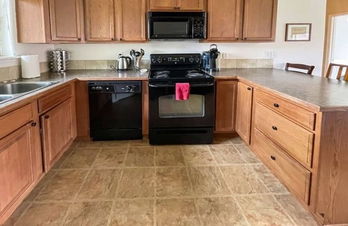 Donnelly Cabin | Cozy Donnelly Bungalow w/Neighborhood Playground