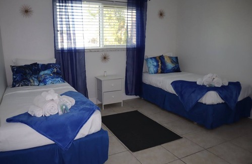 Caloosahatchee House | Cozy Downtown 3BR w/ Games Gym Pets Grill
