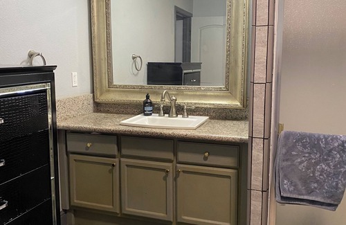 Modesto House | Cozy-Family Friendly-Hidden Gem in Modesto-Newly Built, 3 Bed, 2 Bath, 5 Beds