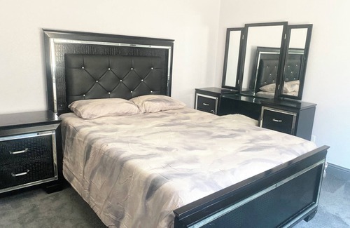 Modesto House | Cozy-Family Friendly-Hidden Gem in Modesto-Newly Built, 3 Bed, 2 Bath, 5 Beds