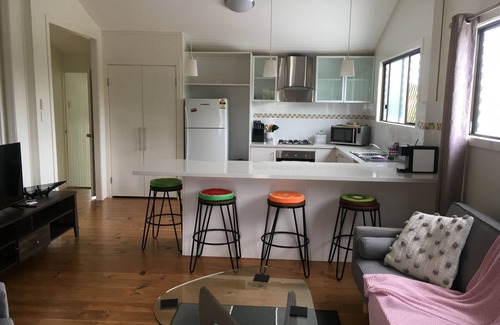 Bundaberg South House | Cozy Family Home Full Aircondition Sleeps 6 Close To Town & Tourist Attractions