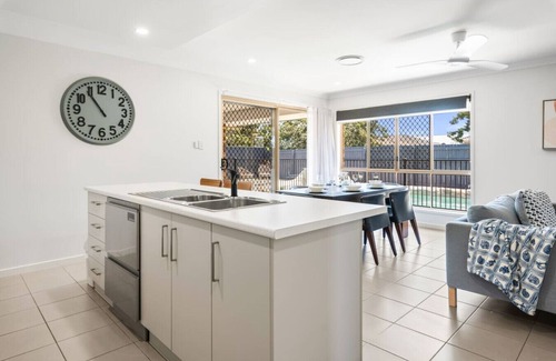 Marsden House | Cozy Family Home near Shops & Transport | W/Pool