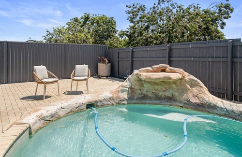 Marsden House | Cozy Family Home near Shops & Transport | W/Pool