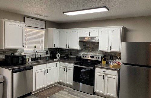 Ellenwood House | Cozy Family Home, Owners Suite near I-675, I-75 & I-285, I-20 & Atlanta airport