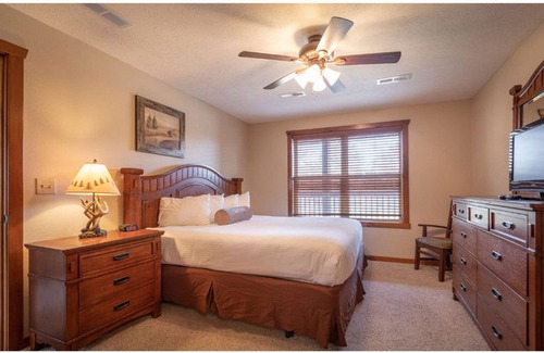 Indian Point Resort | Cozy Fireplace, Beautiful Panoramic View of Lake & Forest ~ 1 Bedroom w/1 Bath
