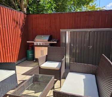 Cranford Apartment | Cozy flat & Lovely garden, High Speed WiFi