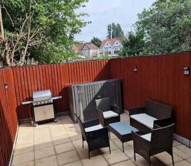 Cranford Apartment | Cozy flat & Lovely garden, High Speed WiFi