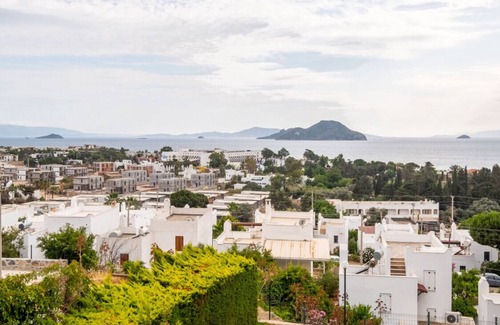 Kadıkale Apartment | Cozy Flat with Sea View and Shared Pool in Bodrum