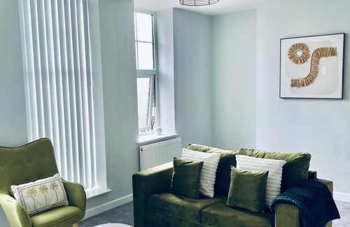 Wainscot Apartment | Cozy Flats Near Strood Station