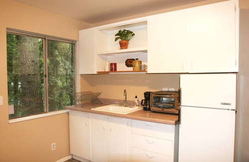 Ashcreek Apartment | Cozy Forest Retreat near Downtown