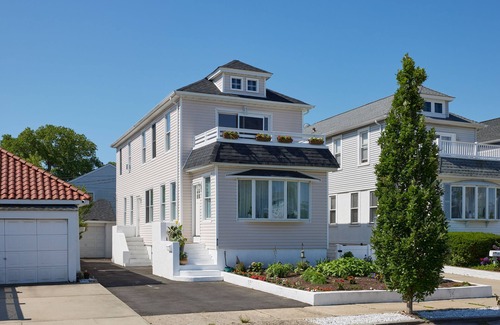 Long Beach House | Cozy Garden Home Near the Beach