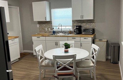 Gainesville House | Cozy Gator Getaway Near UF - 2Bed/1Bath for 6 guests - Wifi, AC/Heat, Parking