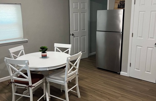 Gainesville House | Cozy Gator Getaway Near UF - 2Bed/1Bath for 6 guests - Wifi, AC/Heat, Parking