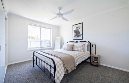 Dubbo House | Cozy Getaway - Modern, Garden View