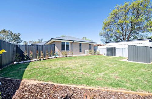 Dubbo House | Cozy Getaway - Modern, Garden View