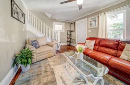 Akron House | Cozy getaway near lake