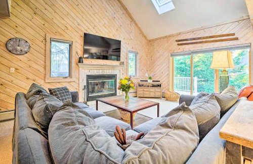 West Dover House | Cozy Getaway Private Hot Tub, Near Skiing!