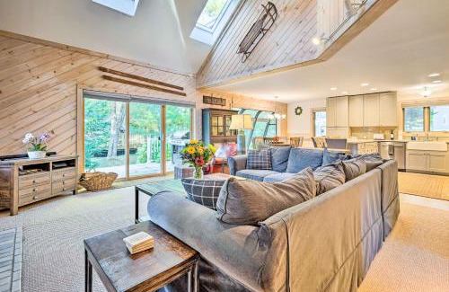 West Dover House | Cozy Getaway Private Hot Tub, Near Skiing!