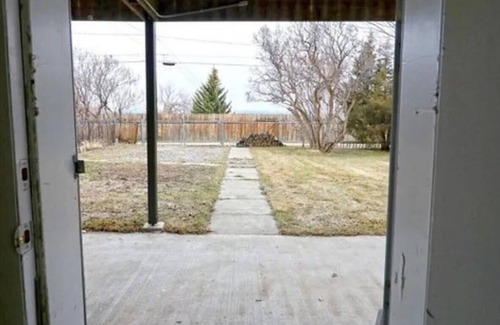 Helena Apartment | Cozy Getaway: Walk to downtown & trails, w/large gated yard for dog, fireplace