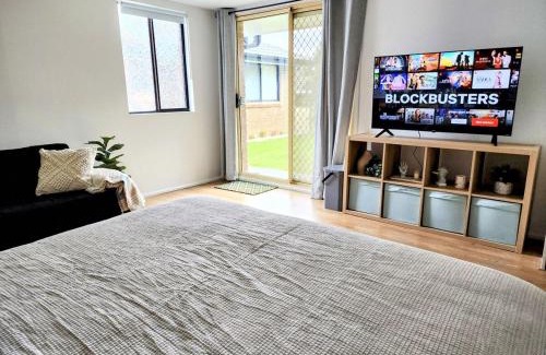 Cranebrook Apartment | Cozy Getaway with private backyard