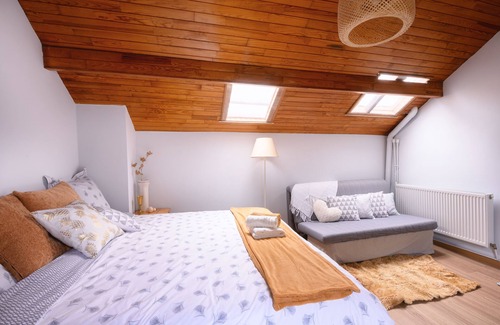 Romainville Bed & Breakfast | Cozy Grande Chambre Parisienne