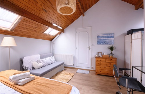 Romainville Bed & Breakfast | Cozy Grande Chambre Parisienne