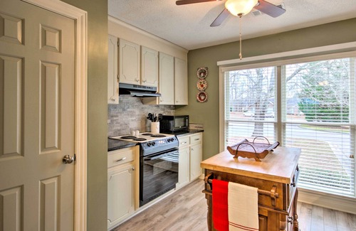 Greenwood Condo | Cozy Greenwood Condo w/Patio - 2 Mi to Downtown!