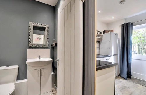 West Thurrock Cabin | Cozy Guest Lodge with a large secluded garden