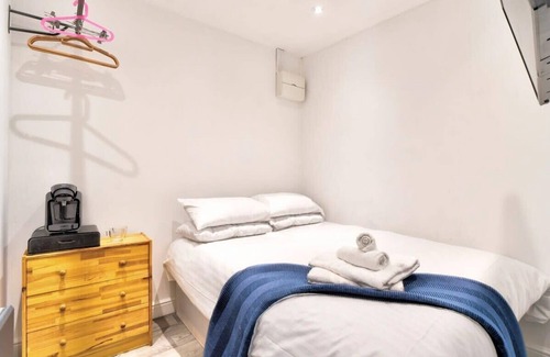 West Thurrock Cabin | Cozy Guest Lodge with a large secluded garden