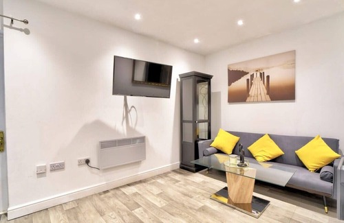 West Thurrock Cabin | Cozy Guest Lodge with a large secluded garden
