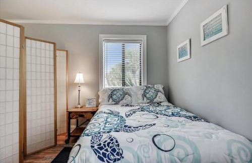 Holiday Beach Apartment | Cozy Holiday Hideaway, Sleeps 4! Steps to the Beach! Renovated 2021 condo