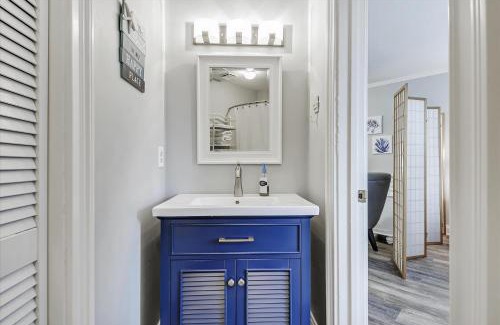 Holiday Beach Apartment | Cozy Holiday Hideaway, Sleeps 4! Steps to the Beach! Renovated 2021 condo