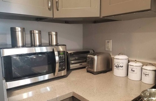 Sherwood Forest and Thistle Development House | COZY HOME 8 MINUTES to Disneyland, close Little Saigon,Beach