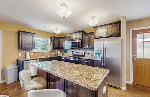 Kingsland House | Cozy home, close to LBJ with full kitchen, living room, patio and WIFI