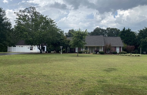 Pontotoc House | Cozy home- covered back porch and pool. 3 bedroomn25 minutes to Oxford or tupelo