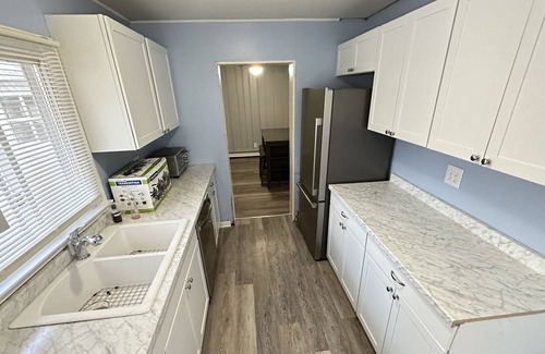 Newtonville House | Cozy Home in quiet area/Close to all/Albany DT