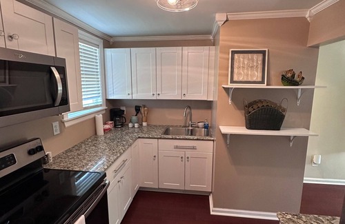 Greenville House | Cozy home located close to Louisville that features 2 separate living areas.