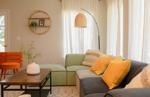 Mariposa House | Cozy Home on 5-acre land with a River and Office!