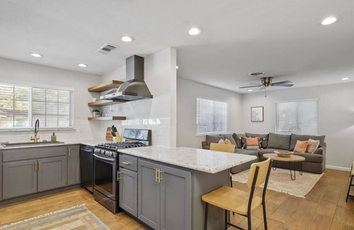 Handley House | Cozy Home - Private parking, AT&T, Ranger Stadium
