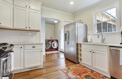 Wade Hampton House | Cozy Home Quiet Neighborhood - 10 minutes to downtown Greenville