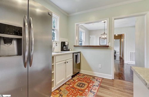 Wade Hampton House | Cozy Home Quiet Neighborhood - 10 minutes to downtown Greenville