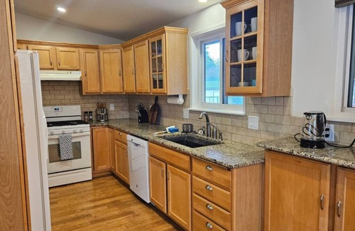 Post Falls House | Cozy home steps from Q'emlin Park beach- Sleeps 8!