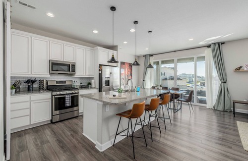 Henderson House | Cozy Home with Fireplace and Game Room 15-20 mins to Downtown