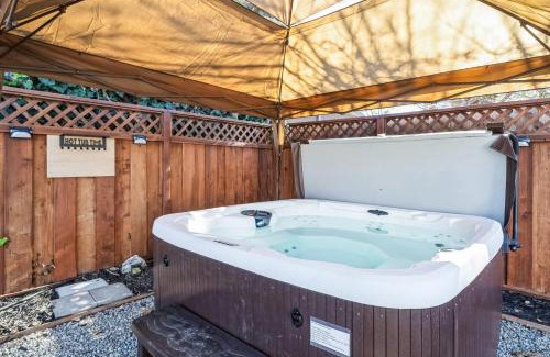 Livermore House | Cozy Home with Hot Tub - Family-Friendly Yard home