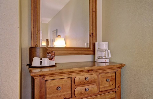 Historic District Apartment | Cozy Hotel Room with Queen-Sized Bed