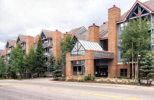 Historic District Apartment | Cozy Hotel Room with Queen-Sized Bed